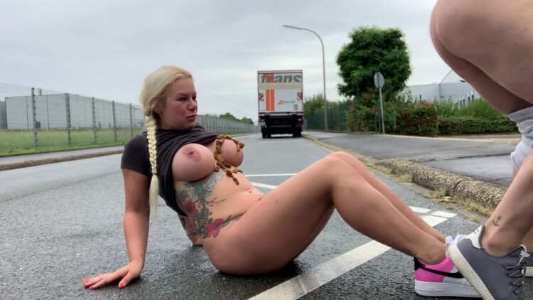 Devil Sophie - Hungry for sports - please shit me really full - Public on the roadside (2022 | FullHD)